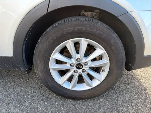 Used 2020 Kia Sorento LX image 5