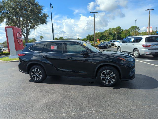 Used 2022 Toyota Highlander XLE FWD image 2
