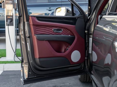 Used 2023 Bentley Bentayga Extended Wheelbase image 15