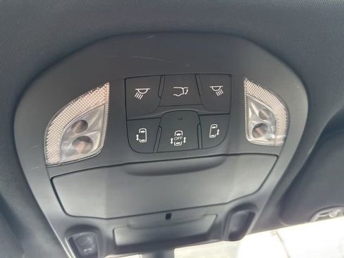 Used 2025 Chrysler Pacifica Limited image 34