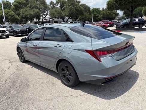 Used 2022 Hyundai Elantra SEL FWD image 3