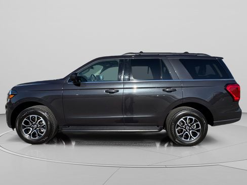 Used 2024 Ford Expedition XLT AWD/4WD image 2