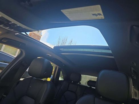 Used 2025 Porsche Macan image 8