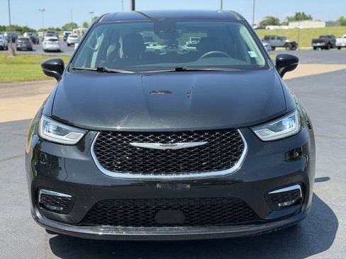 Used 2023 Chrysler Pacifica Touring-L FWD image 2