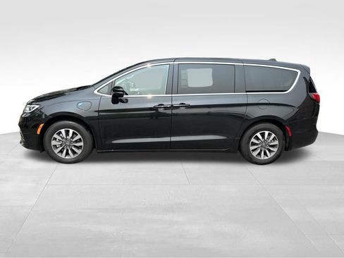 Used 2024 Chrysler Pacifica Limited FWD image 2