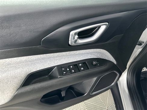 Used 2024 Jeep Compass Latitude image 20