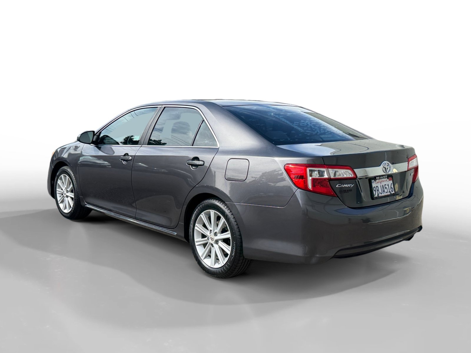 Used 2012 Toyota Camry XLE w/ Convenience Pkg FWD image 3