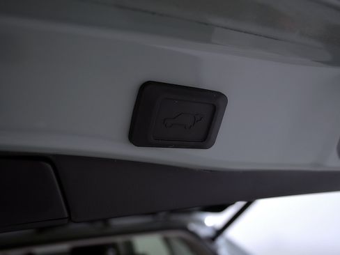 Used 2022 Toyota RAV4 XLE w/ Convenience Package FWD image 13