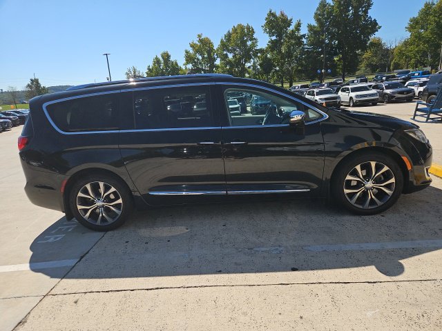 Used 2017 Chrysler Pacifica Limited FWD image 19