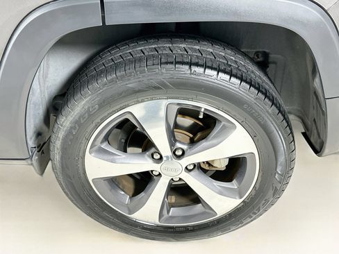 Used 2019 Jeep Cherokee Limited FWD image 31