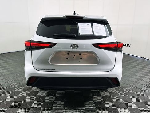 Used 2023 Toyota Highlander L image 4