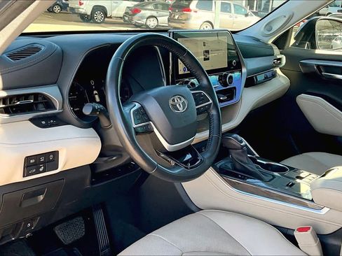Used 2023 Toyota Highlander Platinum image 17