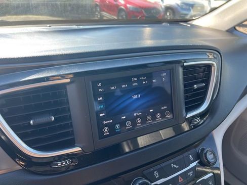 Used 2020 Chrysler Pacifica Touring-L image 12