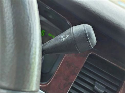 Used 2005 Lincoln Town Car Signature RWD image 12