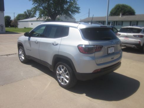 Used 2024 Jeep Compass Latitude AWD/4WD image 4