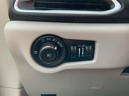 Used 2024 Chrysler Pacifica Touring-L FWD image 17