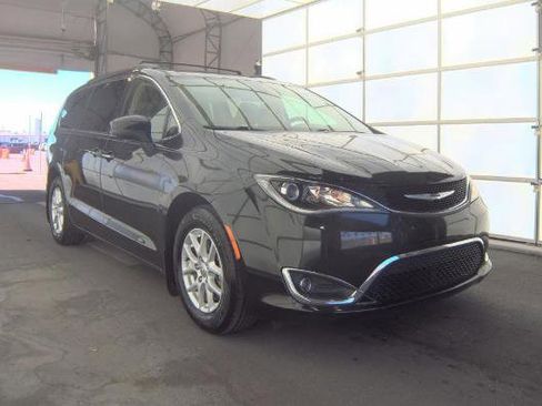 Used 2017 Chrysler Pacifica Touring Plus image 1