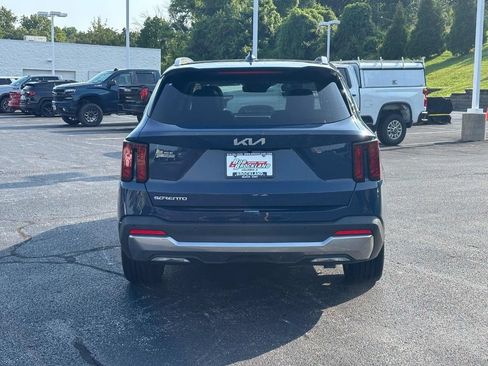 Used 2024 Kia Sorento EX w/ Panoramic Sunroof Package FWD image 4