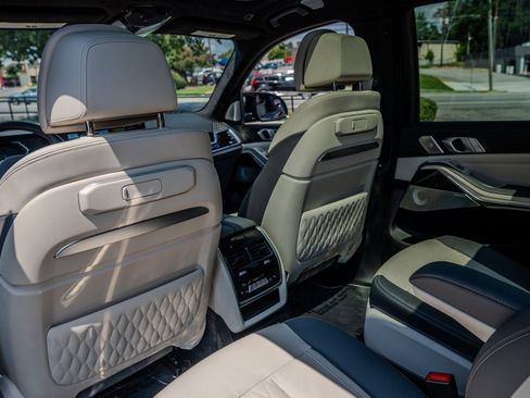 Used 2025 BMW X7 M60i image 22