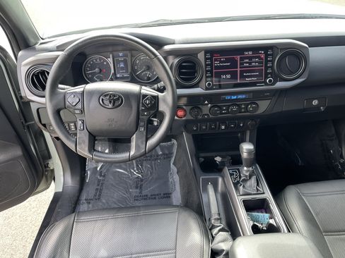 Used 2022 Toyota Tacoma TRD Off-Road w/ Technology Package AWD/4WD image 13