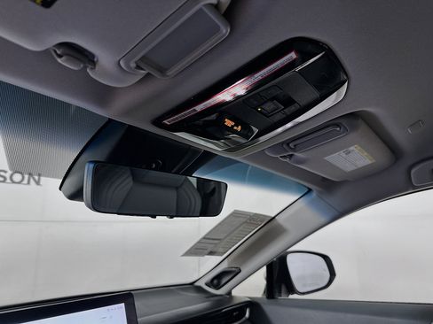 Used 2023 Toyota Venza LE image 18