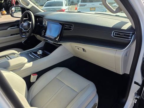 Used 2024 Jeep Wagoneer L Series II image 9