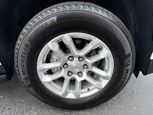 Used 2025 Chevrolet Suburban LT AWD/4WD image 9