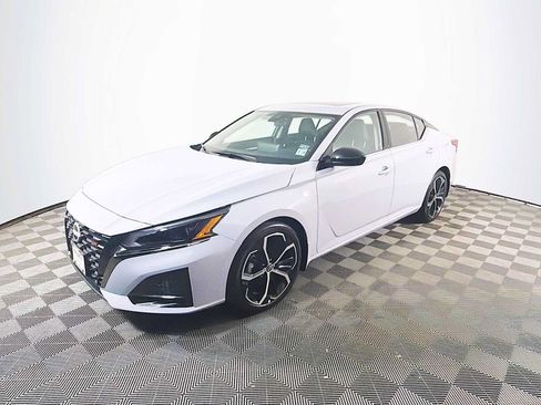 Used 2025 Nissan Altima 2.5 SR w/ SR Premium Package FWD image 1