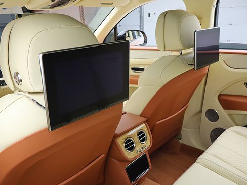 Certified 2023 Bentley Bentayga AWD/4WD image 38