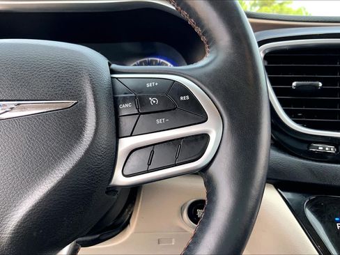Used 2017 Chrysler Pacifica Touring-L Plus w/ Tire & Wheel Group FWD image 24