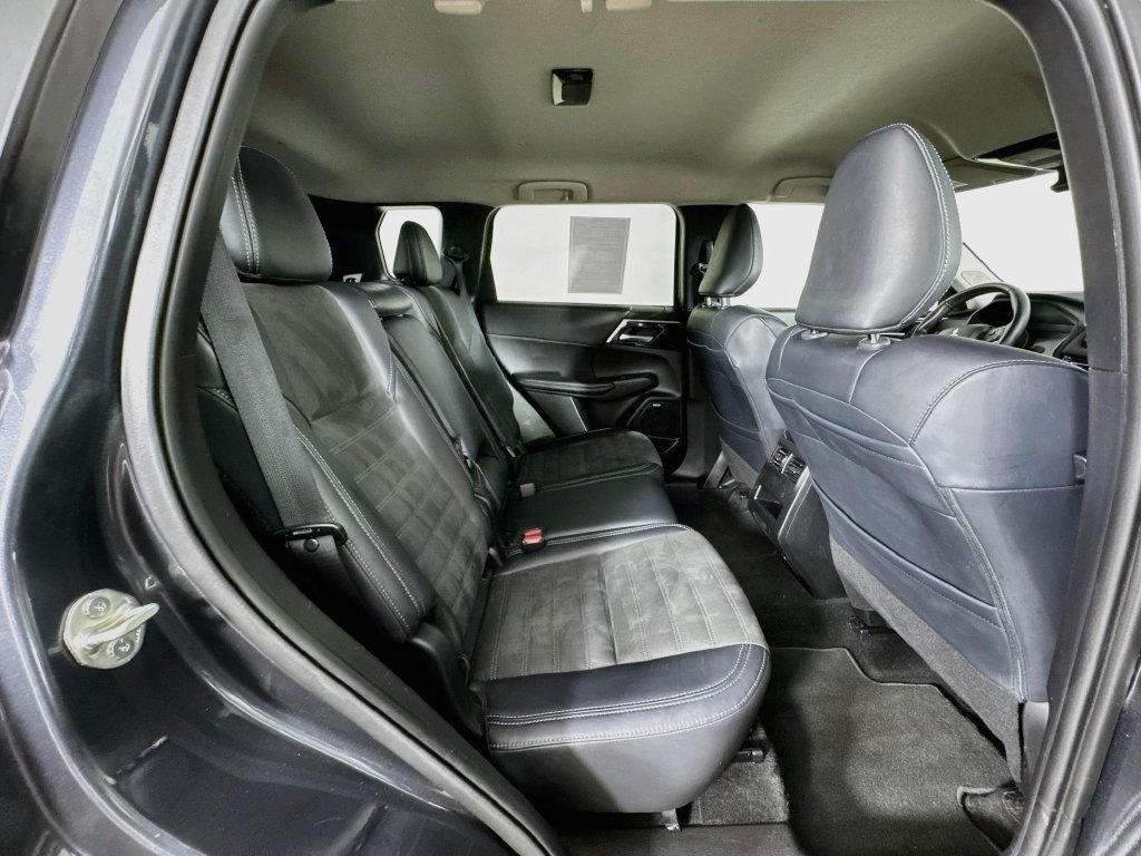 Used 2025 Mitsubishi Outlander SE FWD image 30