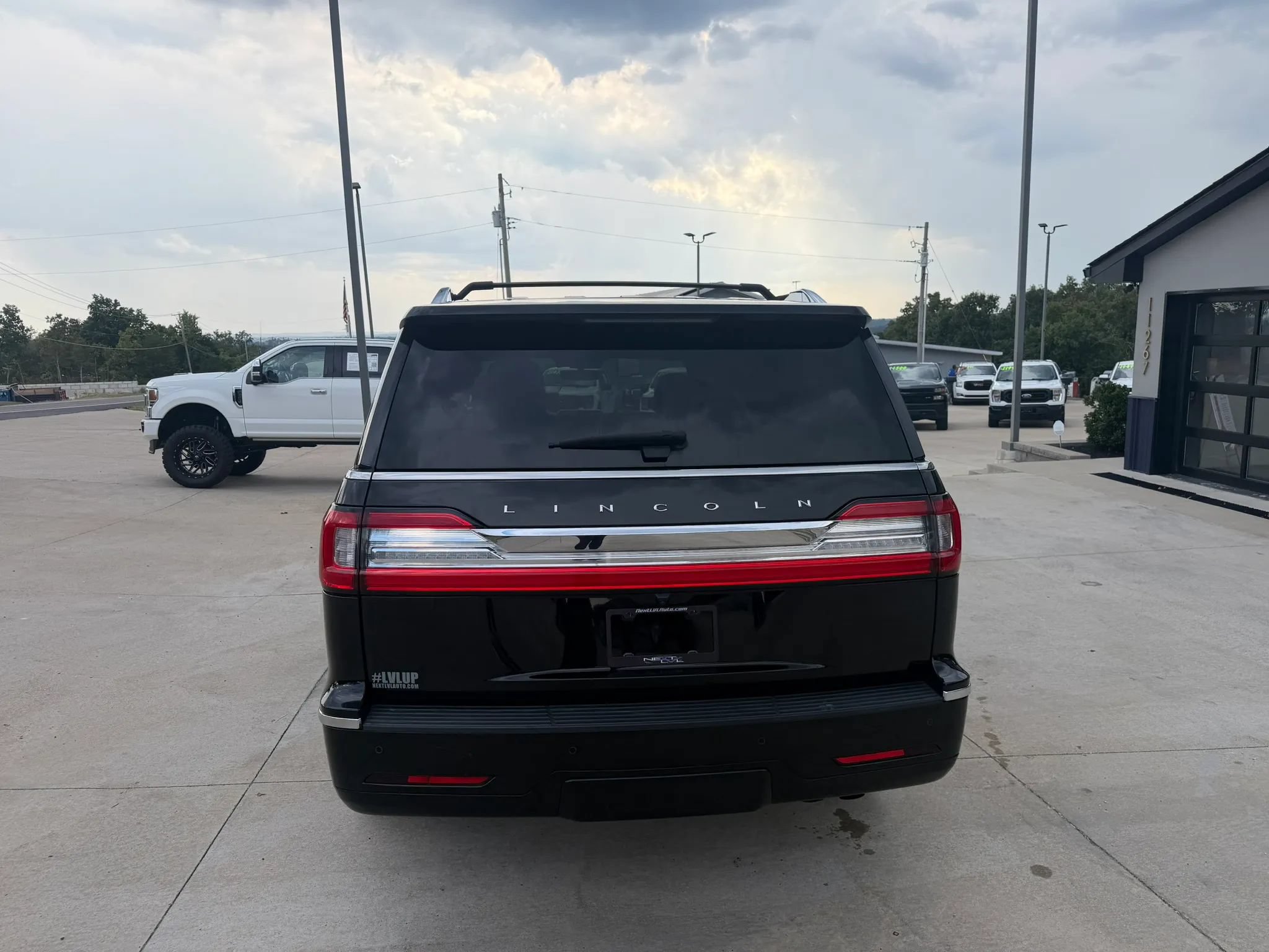 Used 2018 Lincoln Navigator Select w/ Technology Package AWD/4WD image 8
