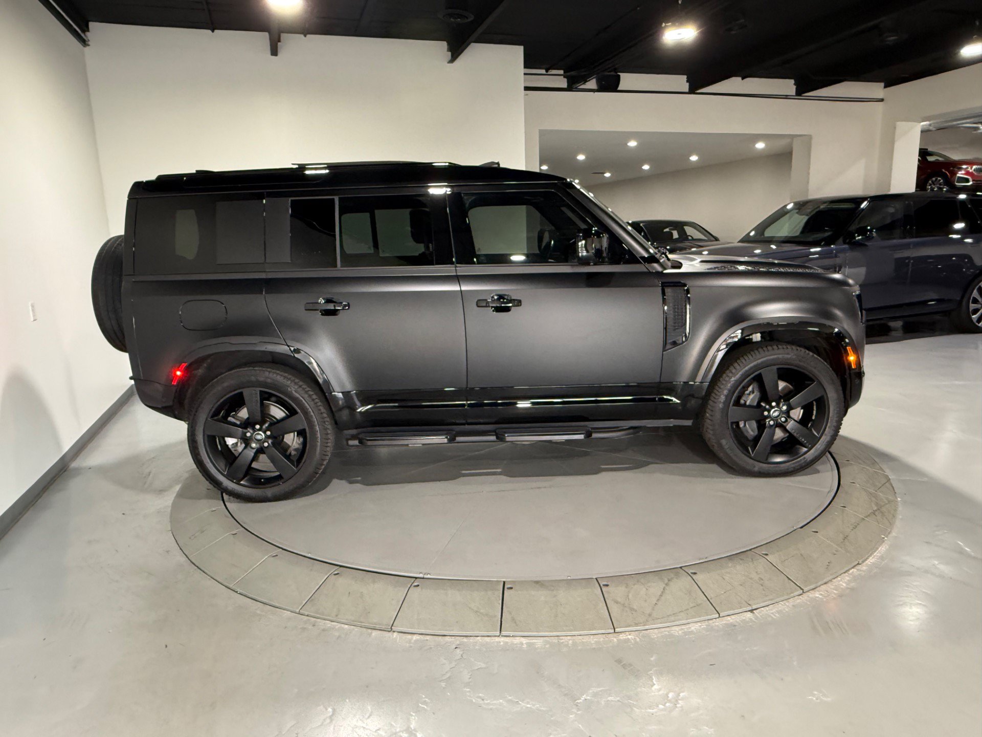Used 2025 Land Rover Defender 110 X-Dynamic SE AWD/4WD image 10