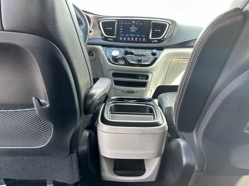 Used 2017 Chrysler Pacifica Touring-L w/ Tire & Wheel Group FWD image 39