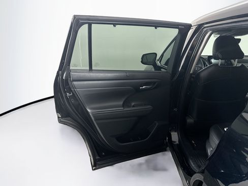 Used 2022 Toyota Highlander XLE FWD image 25