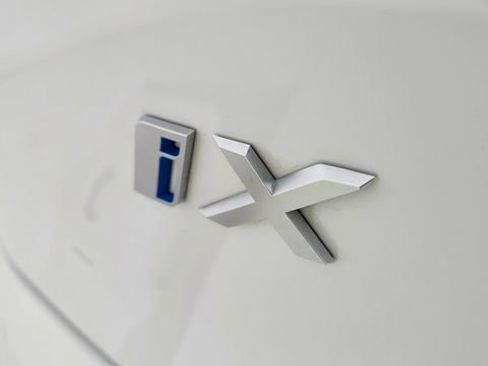 Used 2024 BMW iX xDrive50 w/ Premium Package AWD/4WD image 17