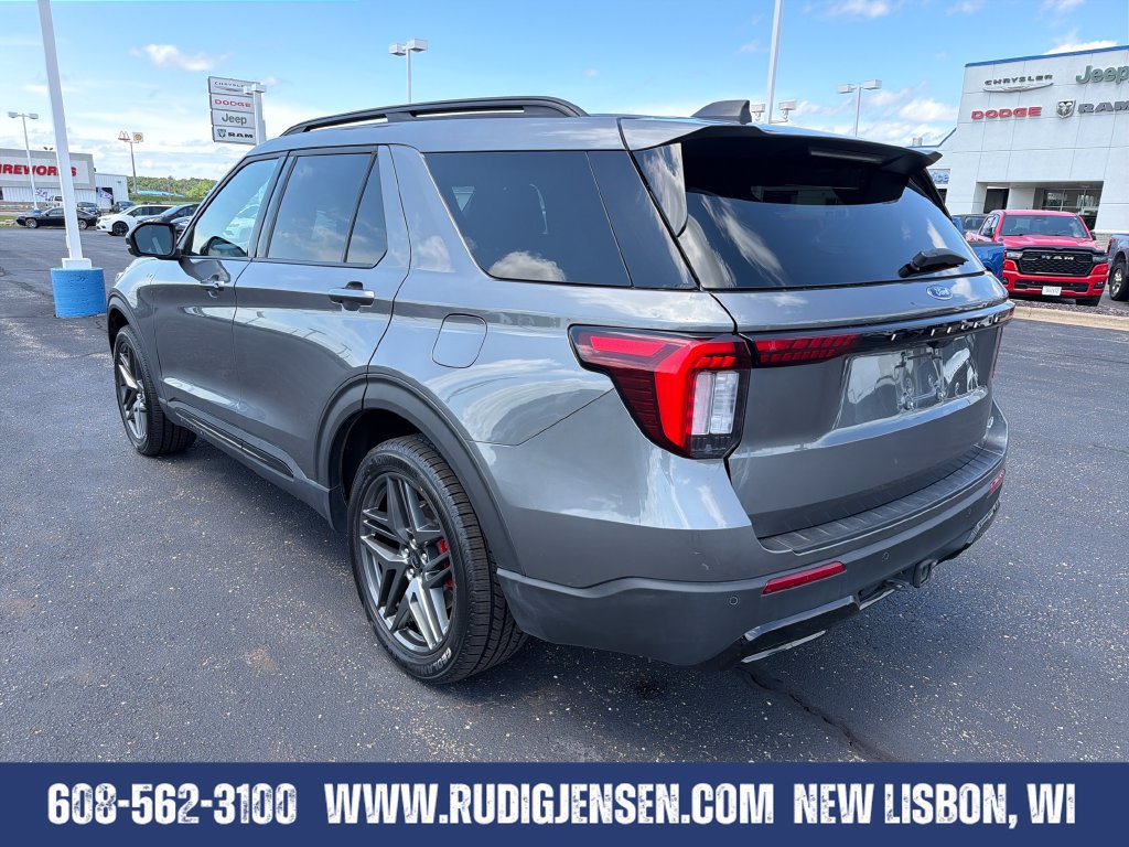 Used 2025 Ford Explorer ST-Line w/ ST-Line Street Pack AWD/4WD image 3