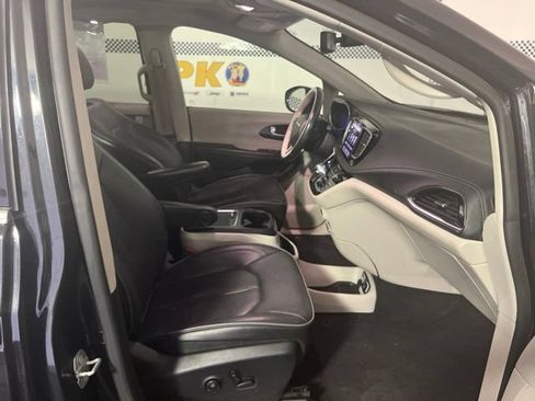 Used 2020 Chrysler Pacifica Limited FWD image 37