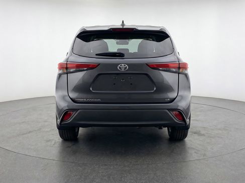 Used 2025 Toyota Highlander LE image 7