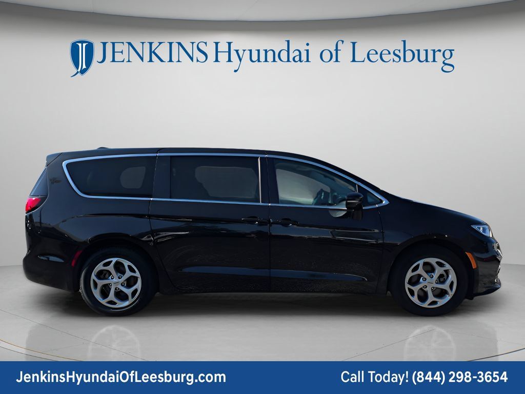Used 2024 Chrysler Pacifica Limited FWD image 2
