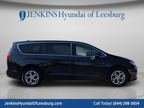 Used 2024 Chrysler Pacifica Limited FWD image 2