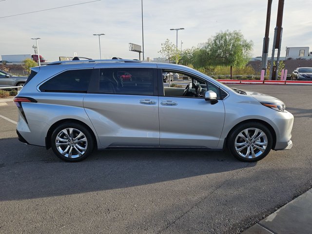 Used 2023 Toyota Sienna Platinum FWD image 4