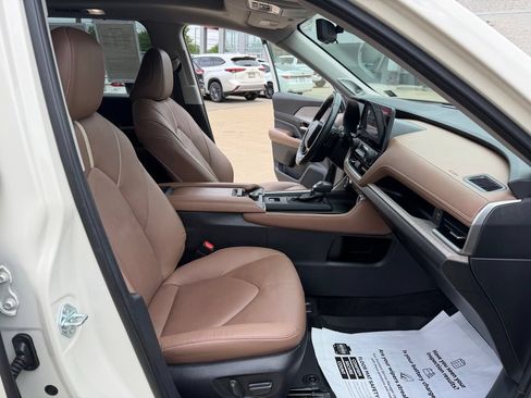 Used 2024 Toyota Grand Highlander AWD image 39