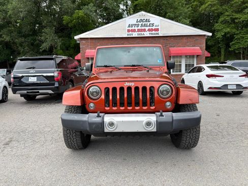 Used 2014 Jeep Wrangler Unlimited Sahara w/ Connectivity Group AWD/4WD image 2