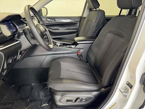 Certified 2023 Jeep Grand Cherokee Laredo image 16