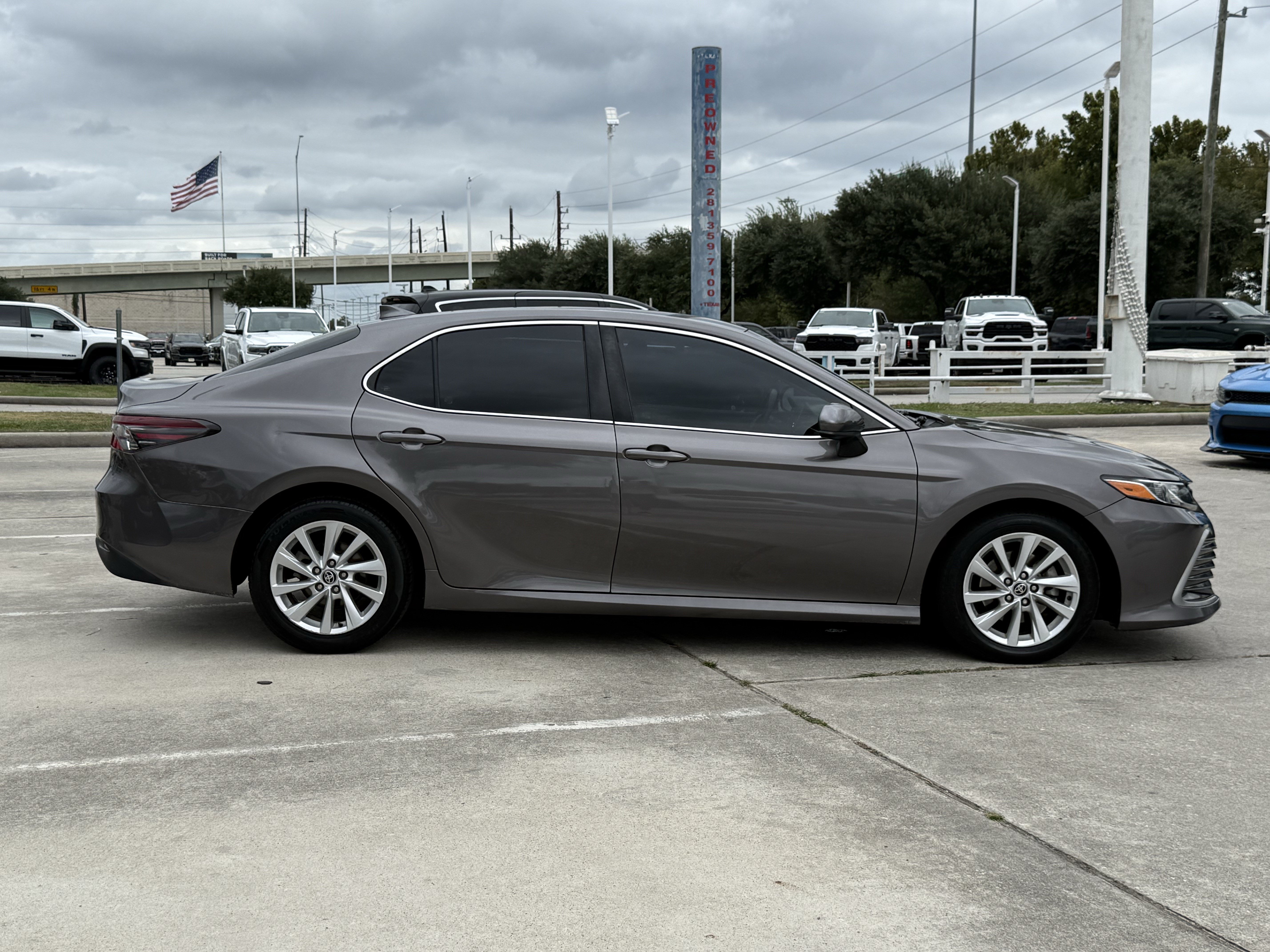 Used 2022 Toyota Camry LE FWD image 3