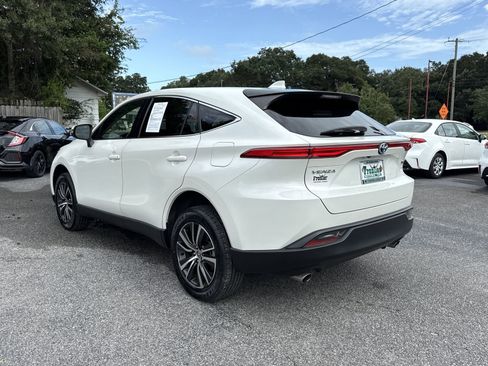 Used 2022 Toyota Venza LE image 3