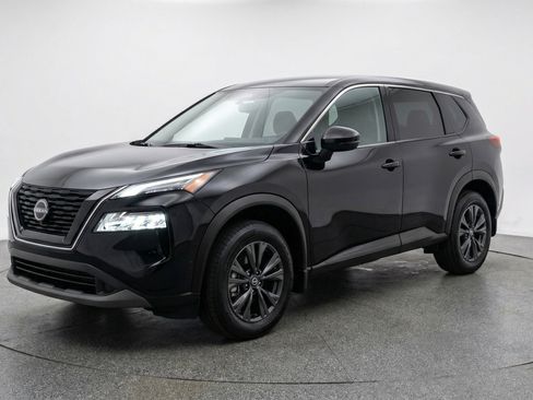 Used 2025 Nissan Rogue SV image 3