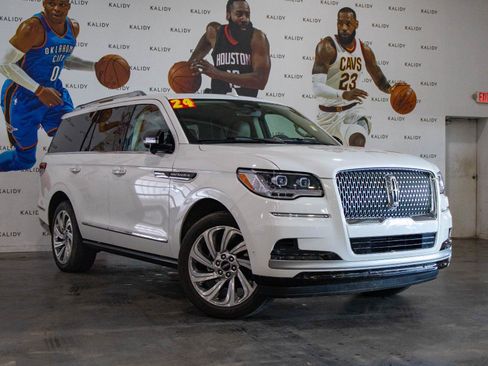 Used 2024 Lincoln Navigator Reserve AWD/4WD image 2