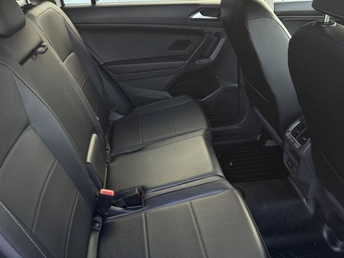 Used 2018 Volkswagen Tiguan SE AWD/4WD image 35